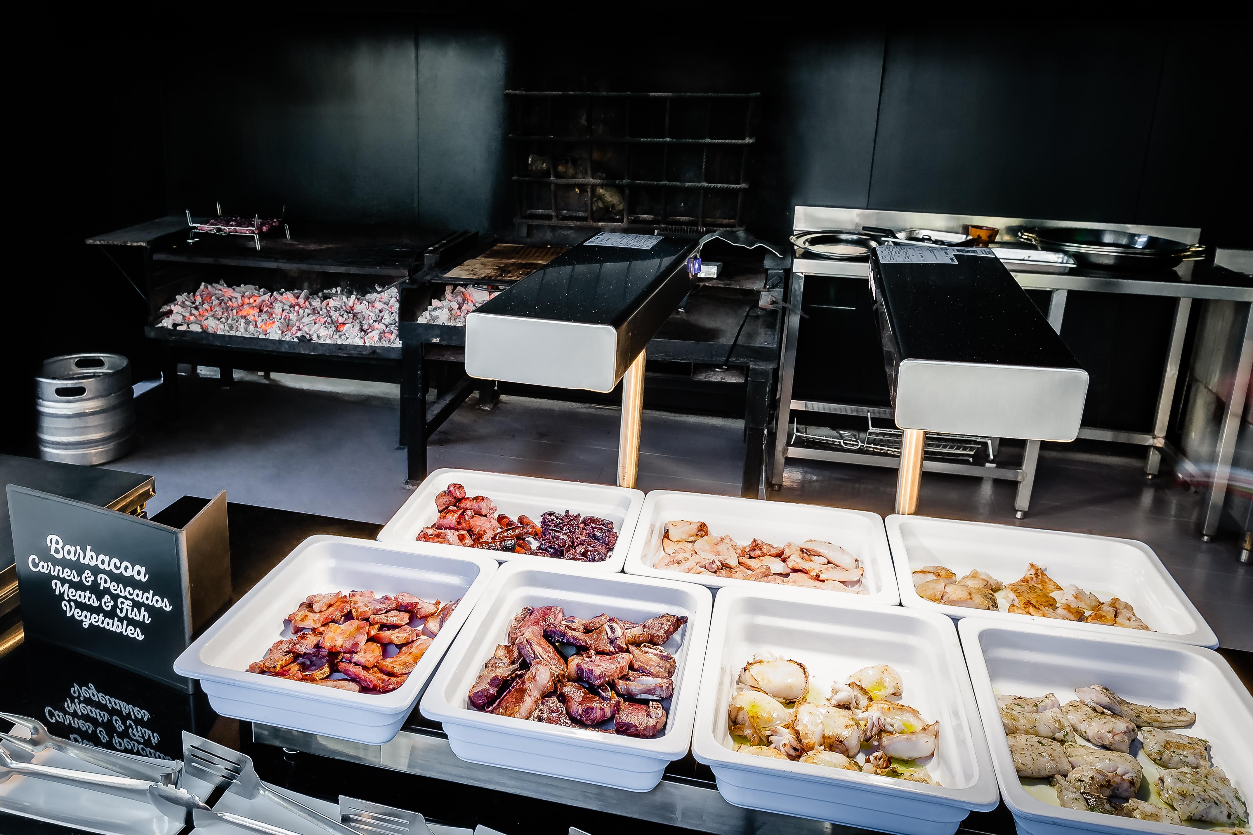 לה פינדה Gran Palas Hotel - Spa Incluido מראה חיצוני תמונה A selection of prepared dishes at a restaurant