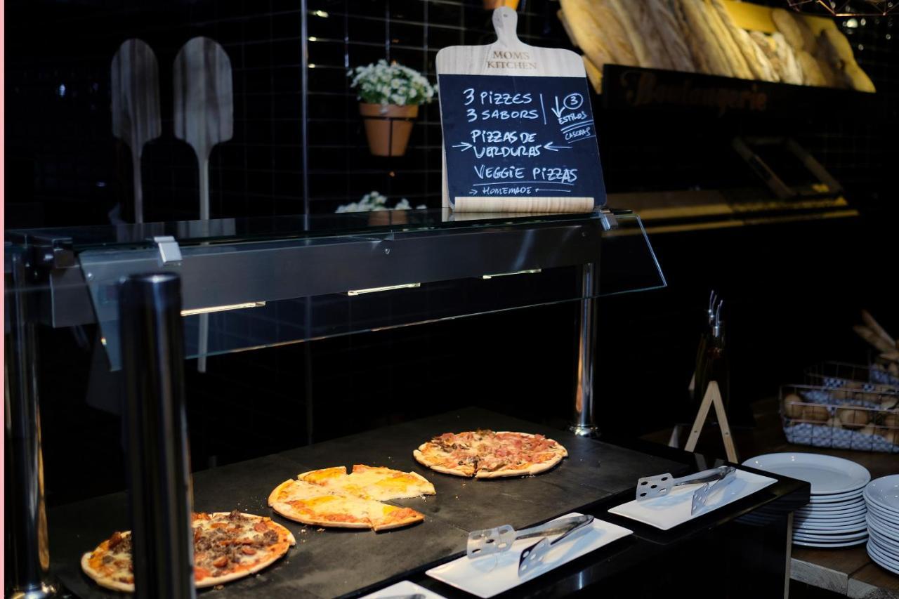 לה פינדה Gran Palas Hotel - Spa Incluido מראה חיצוני תמונה Pizza at a buffet